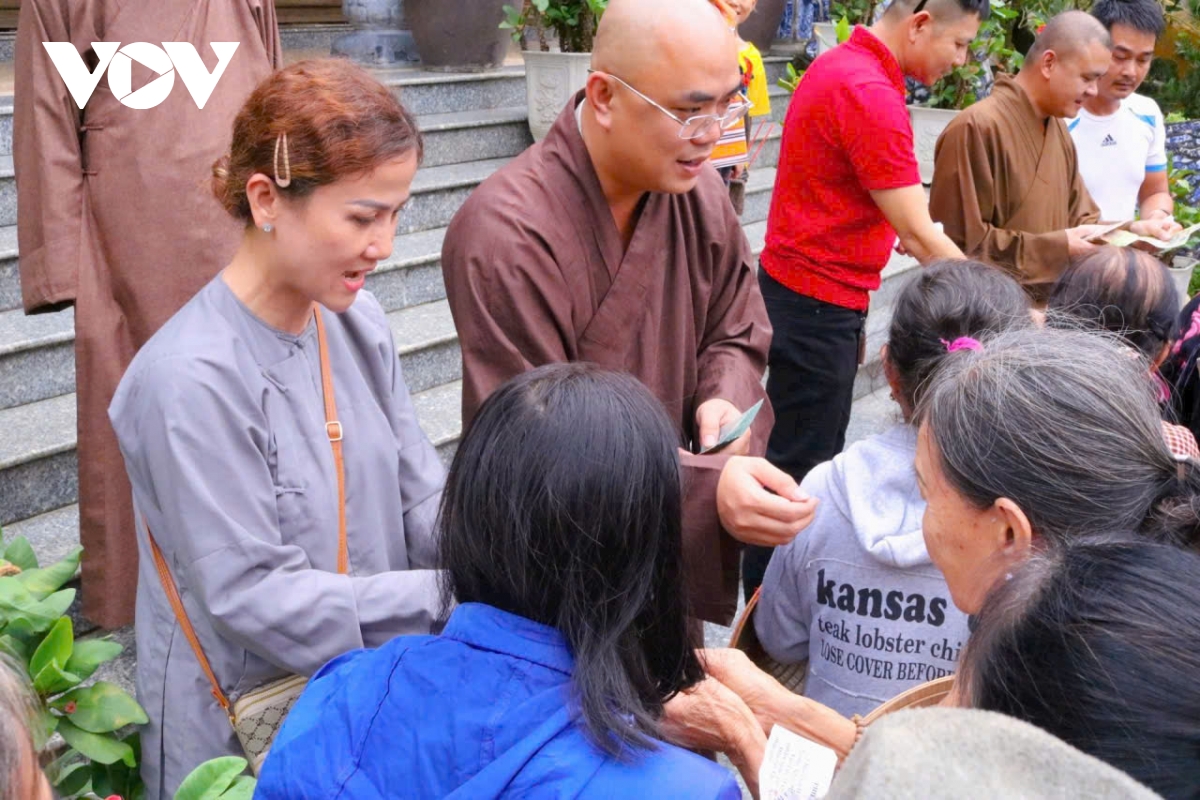 Chùa Liên Hoa (Đồng Tháp) lần 3 đến thăm, tặng quà hỗ trợ đồng bào vùng lũ lụt